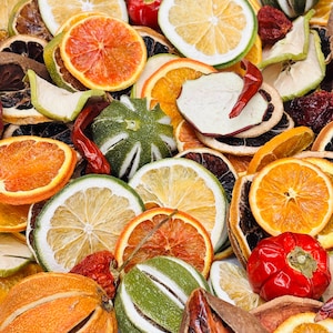 Pode incluir: Uma coleção de fatias de fruta desidratada e citrinos secos inteiros, incluindo laranjas, limões e limas, intercalados com malaguetas vermelhas secas e outros elementos botânicos secos em vários tons de laranja, verde e vermelho.