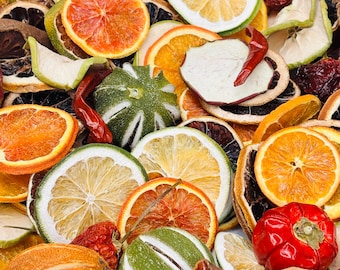 Könnte beinhalten: Eine Ansammlung von getrockneten Fruchtscheiben und ganzen getrockneten Zitrusfrüchten, darunter Orangen, Zitronen und Limetten, durchsetzt mit getrockneten roten Chilischoten und anderen getrockneten botanischen Elementen in verschiedenen Orange-, Grün- und Rottönen.