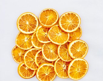 Kranzzubehör, Kranzherstellungsset, getrocknete Orangen, getrocknete Lotusblumen, Riesenzapfen, rote Äpfel, Kiefernzapfen, Zimtstangen, Draht.