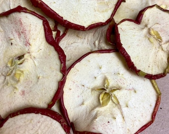 Getrocknete Früchte zum Basteln, Adventskranz machen, getrocknete Orangen, getrocknete Lotusblumen, rote und grüne Apfelscheiben, Zimtstangen, Kürbisse