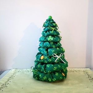 St. Patrick&#39;s Day Yo-Yo Tree Centerpiece: Lighted Shamrock Decor