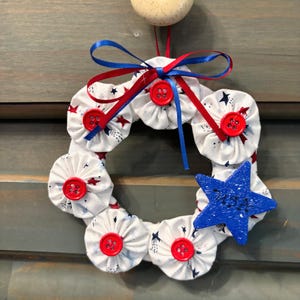 Patriotic Wreath, Small Fabric Yo-yo Wreath