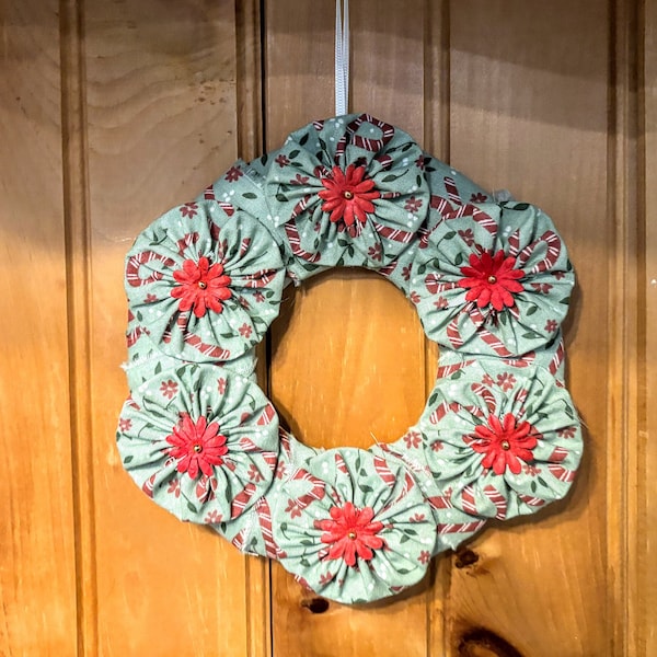 Small Candy Cane Chair Wreath,  Christmas Chair Wreath, Small Fabric Christmas Wreath, Small Yo-yo Wreath