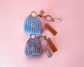 Paño de limpieza para gafas en una elegante bolsita de bambú tejida a crochet con llavero y colgantes.