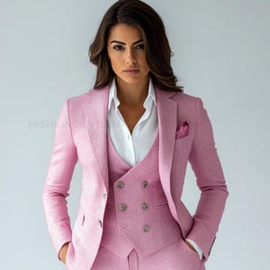 Costume trois pièces rose en lin : costume slim fit pour femme