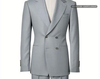 Puede incluir: Una chaqueta de traje gris claro de doble botonadura con solapa de muesca. La chaqueta tiene dos botones de cierre y dos bolsillos de solapa.