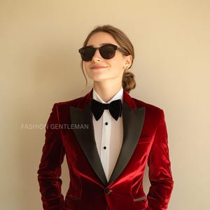 Red Velvet Tuxedo Suit: Slim Fit Women&#39;s Two-Piece with Black Lapels