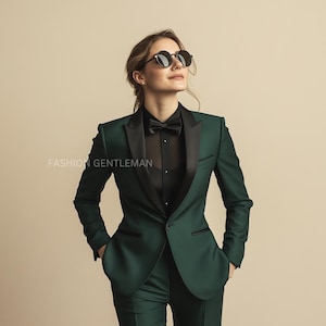 Dunkelgrüner Smoking: Schmal geschnittener zweiteiliger Damenanzug