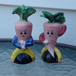 Vintage carrot salt and pepper shakers japan 1950s carrot shakers kitschy anthropomorphic /free shipping