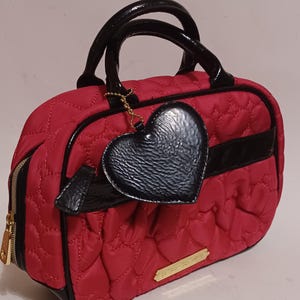 Sac à main Betsy johnson rose néon noir/petit sac à main/sac à main/sac matelassé coeurs/breloque/excellent état/livraison gratuite