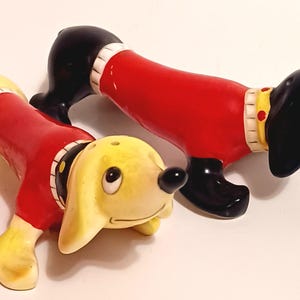 Dashound dog salt and pepper shakers/1950s/kitschy/weiner dogs/anthropomorphic/rare/free shipping