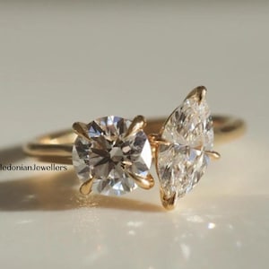 Anel de noivado de moissanita com duas pedras e corte redondo e marquise, aliança de casamento Toi et Moi, anel de compromisso de ouro maciço 14K, anel You and Me para mulheres