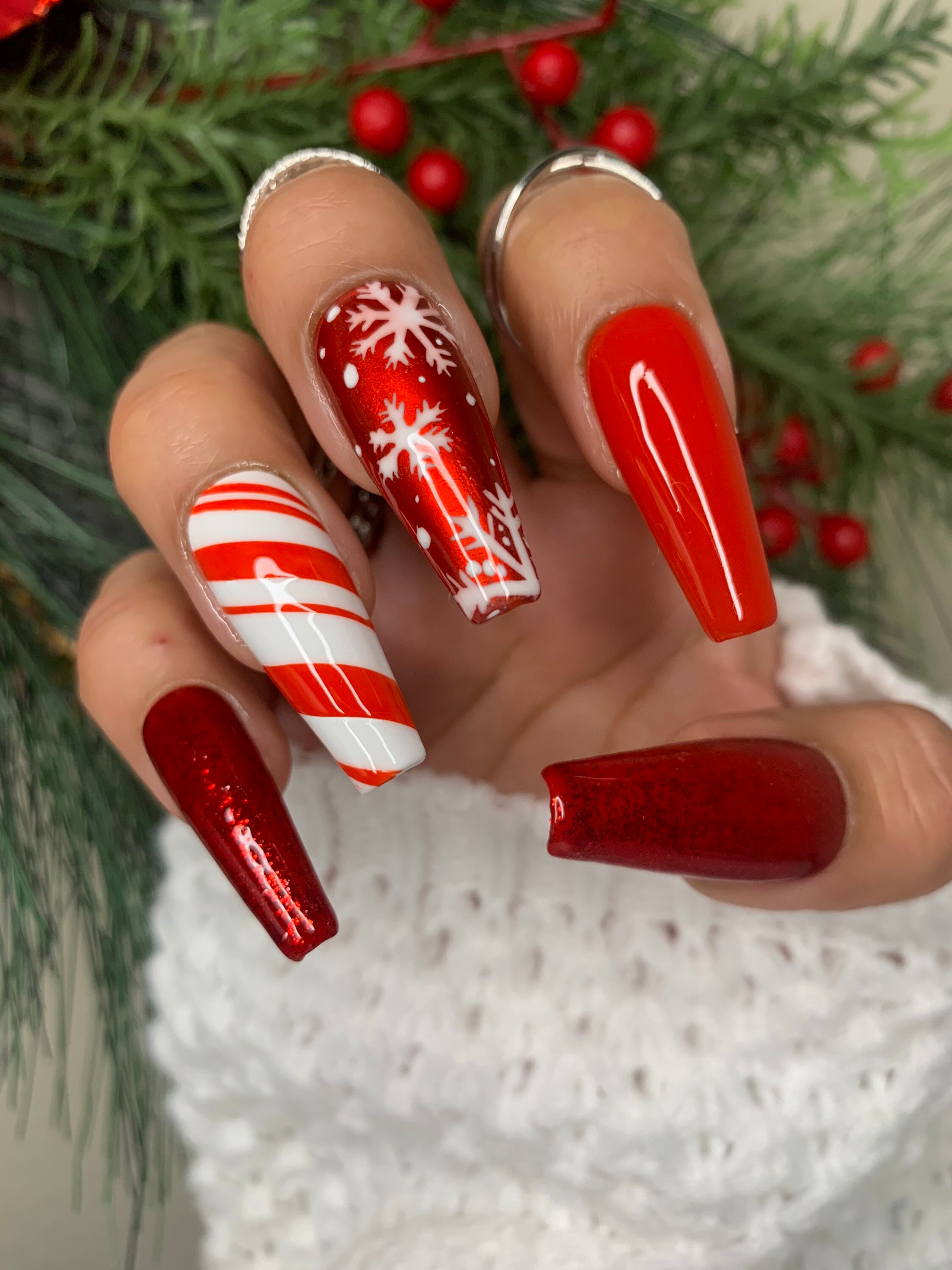 Top 40 Gorgeous Red Christmas Nail Design Ideas 2022 | Red christmas nails,  Valentine's day nails, Red and white nails