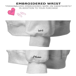 Può includere: Due primi piani di felpe grigie con nomi ricamati sui polsini. La prima immagine mostra il nome "Lei<3" ricamato sul polsino. La seconda immagine mostra il nome "Momo" ricamato sul polsino.