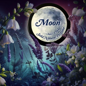 Puede incluir: Una luna llena con las palabras "Moon Solid Natural Perfume .5oz / 15mL" en un círculo negro sobre un fondo azul oscuro con flores blancas y lavanda morada.