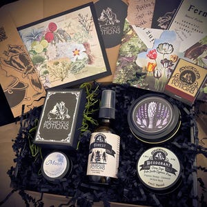 A beautifully arranged gift box shows Mischievous Potions’ Forest Spritz, Moon solid perfume, and green Deodorant. The packaging is enhanced with botanical cards and bespoke designs, making it the perfect present for natural product enthusiasts.