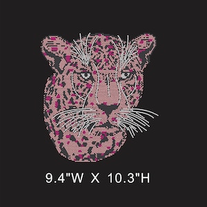Op de afbeelding: Een strassmotief van een luipaardkop, met roze, witte en zwarte strass-steentjes op een zwarte achtergrond. Het ontwerp is 23,88 cm breed en 26,16 cm hoog. De tekst "~Rhinestone Motif" staat eronder.