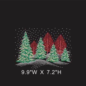 Puede incluir: Un fondo negro presenta una escena invernal con árboles verdes y rojos y nieve cayendo. La imagen mide 25,1 cm de ancho y 18,3 cm de alto. Los árboles están hechos de pequeños puntos. El tema general es el invierno y la Navidad.