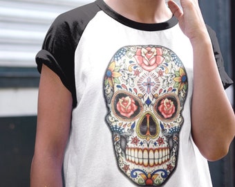 Camiseta Dia De Los Muertos, Calaveras de azúcar Camiseta raglán colorida Calavera Calavera inspirada en el Día de los Muertos por Casita De Los Muertos