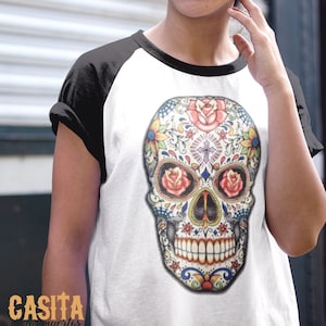 Camiseta Dia De Los Muertos, Calaveras de azúcar Camiseta raglán colorida Calavera Calavera inspirada en el Día de los Muertos por Casita De Los Muertos
