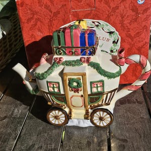 "Charter Club Winter Girlande ""Christmas Town"" Postkutsche Teekanne aus Porzellan."