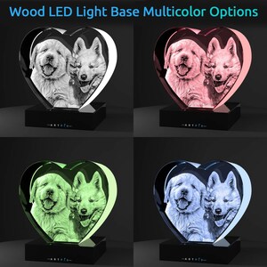 Puede incluir: Un expositor de cristal en forma de coraz&oacute;n con la imagen grabada de dos cachorros, montado sobre una base rectangular negra con el texto ARTPIX. Se muestra en cuatro colores LED: blanco, rosa, verde y azul. El texto dice Wood LED Light Base Multicolor Options.