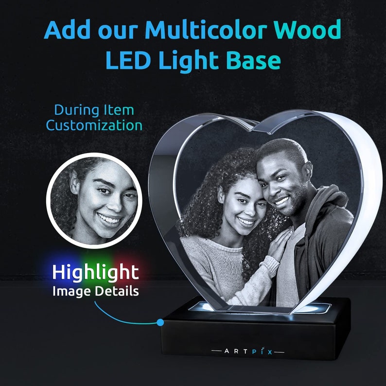 Puede incluir: Un bloque de cristal en forma de coraz&oacute;n con un retrato en blanco y negro grabado con l&aacute;ser de una pareja, montado sobre una base de luz LED rectangular negra con el texto ARTPIX. El texto incluye Add our Multicolor Wood LED Light Base y Highlight Image Details.