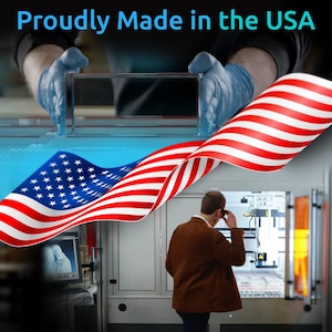 Puede incluir: Un bloque de vidrio rectangular transparente sostenido por manos enguantadas, con el texto Proudly Made in the USA. Una gran bandera estadounidense superpone la escena, mientras una persona con chaqueta marr&oacute;n opera una m&aacute;quina l&aacute;ser.