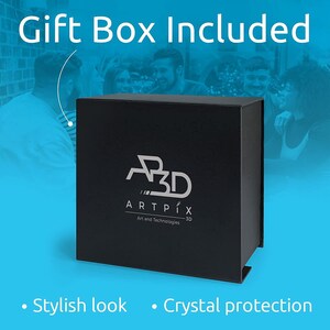 Puede incluir: Una caja de regalo negra cuadrada con el logotipo plateado ARTPIX 3D Art and Technologies en la parte frontal. La caja tiene un acabado mate s&oacute;lido y una tapa con bisagras. El texto en la imagen incluye Gift Box Included, Stylish look y Crystal protection.