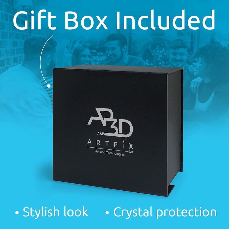 Puede incluir: Una caja de regalo negra cuadrada con el logotipo plateado ARTPIX 3D Art and Technologies en la parte frontal. La caja tiene un acabado mate s&oacute;lido y una tapa con bisagras. El texto en la imagen incluye Gift Box Included, Stylish look y Crystal protection.