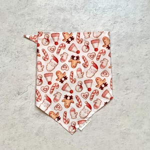 Bandana pour chien North Pole Essentials, bandana père Noël pour chien, bandana de Noël à nouer, bandana de vacances pour chien, écharpe d&#39;hiver pour chien, imprimé renne