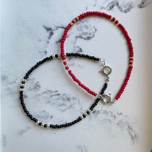 Saatperlen Armband, Stapelbares Armband, Zartes Perlenarmband, Perlen Stapelarmband, schlicht