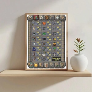 Può includere: Una stampa incorniciata con un design pixelato che mostra varie icone e il numero "99" ripetuto. La stampa è in una cornice di legno, appoggiata su una mensola di legno. Un vaso bianco con una pianta è a destra.