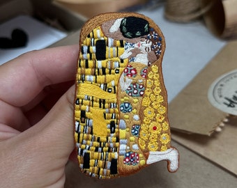 Hand embroidered brooch based on the painting "The Kiss" by Gustav Klimt !!!Handcrafted-to-Order