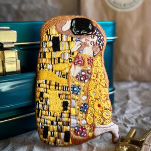 Hand embroidered brooch based on the painting "The Kiss" by Gustav Klimt !!!Handcrafted-to-Order image 4