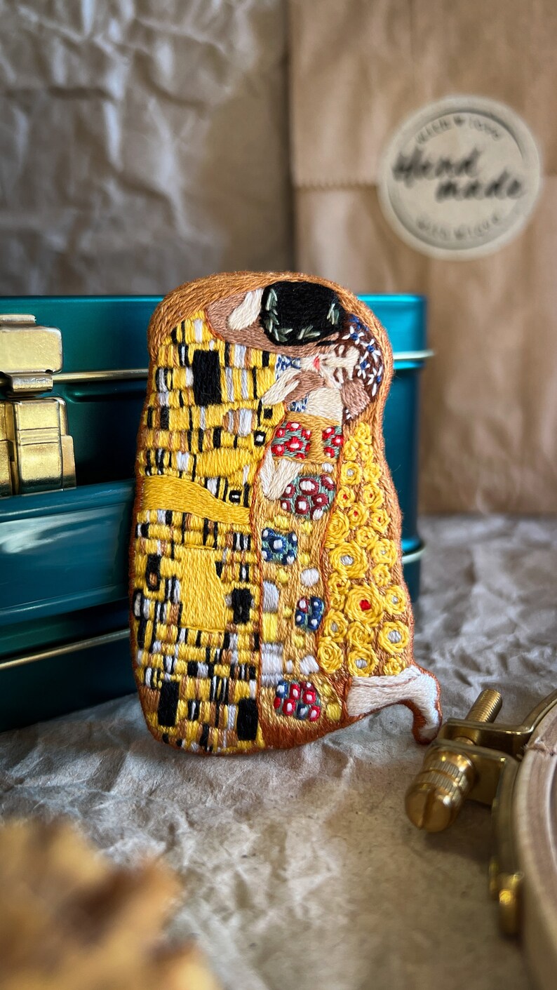 Hand embroidered brooch based on the painting "The Kiss" by Gustav Klimt !!!Handcrafted-to-Order image 4