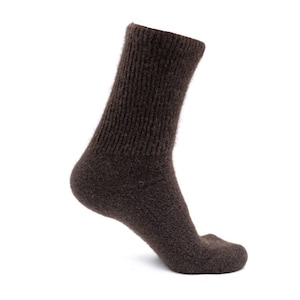 Könnte beinhalten: Ein Paar braune, flauschige Socken, seitlich betrachtet.