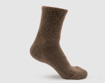 Ljusbruna ofärgade mongoliska yakullsockor. Hållbara och miljövänliga - De varmaste och mjukaste mysigaste sockorna för vintern!