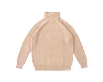 Suéter de cuello alto elaborado 100% lana de camello pura sin teñir, elaborado en Mongolia, color beige.