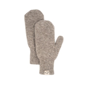 Puede incluir: Un par de guantes de lana marrón con una pequeña etiqueta de cuero marrón con un logotipo de pájaro.