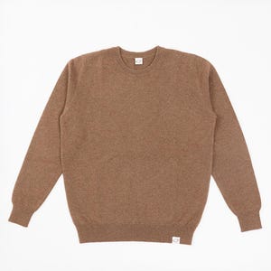 Maglione slim fit in 100% pura lana di cammello non tinta, prodotto in Mongolia, colore marrone.