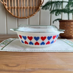 JAJ Pyrex Red & Blue Hearts | 509 Round Casserole Glass Dish with Lid | 1970s Retro Kitchen Serving Dish