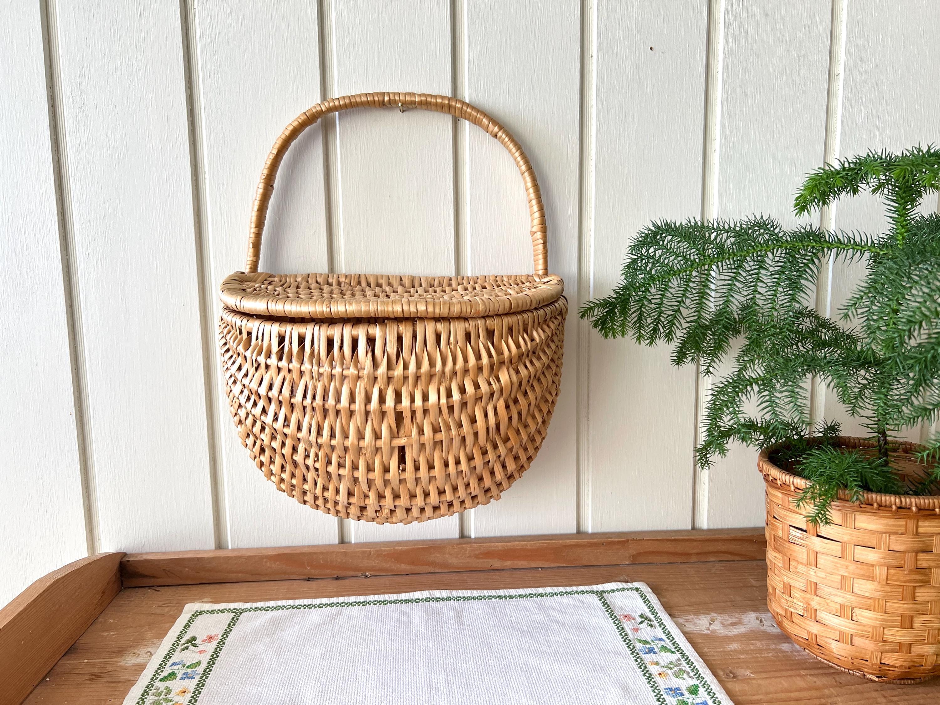 ヴィンテージ籐製吊り下げ式壁掛けバスケット（蓋付き）｜籐製壁掛け