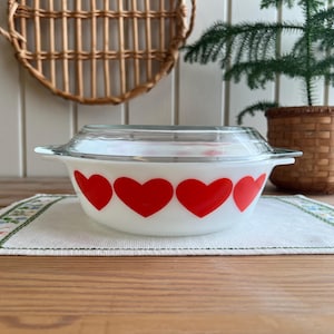 JAJ Pyrex Red Heart | 509 Round Casserole Glass Dish with Lid | 1970s Retro Kitchen Serving Dish