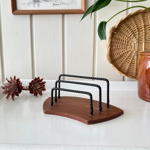 Portacartas Trak danés vintage moderno / Organizador de escritorio de madera / Estilo moderno de mediados de siglo, década de 1960