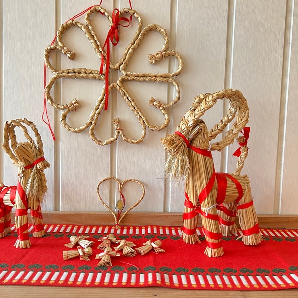 Danish Christmas Straw Decor | Lot with Straw Hearts, Tablerunner, Ornaments & Julebuk | 1970s Traditionel Holiday Decor | Handmade