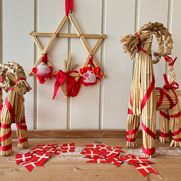 Danish Christmas Straw Decor | Lot with Straw Star, Flag Garland & Julebuk | 1970s Traditionel Holiday Decor | Handmade Farmhouse Cottage