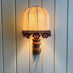 Applique vintage in legno di pino con paralume / Lampada in legno / Incantevole stile country / Boho scandinavo anni '70 / Arredamento nordico