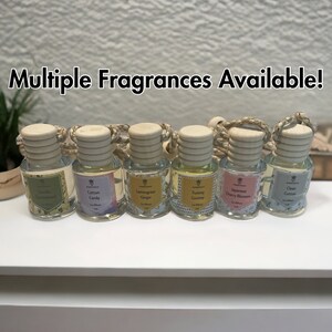 Peut inclure: Sept petites bouteilles en verre avec des couvercles en bois et des cintres en ficelle. Chaque bouteille contient une huile parfumée différente. Les parfums sont : Eucalyptus Vanillé, Bonbon Coton, Gingembre à la citronnelle, Gummy Délicieux, Fleur de cerisier japonaise et Coton propre.