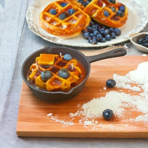 Blaubeer-Waffelpfanne-Kerze - Realistische Food-Kerze mit Ahornsirup-Gel | Para-Sojawachs | 10 Unzen